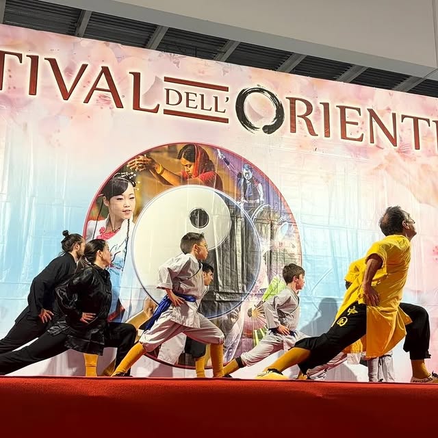 Esibizione di Kung Fu sul palco del Festival dell'Oriente